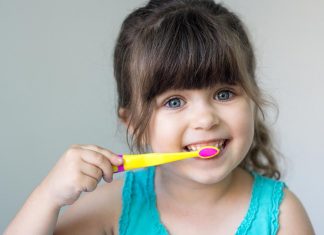 टॉडलर्स के दांत ब्रश करवाने के 10 मजेदार तरीके