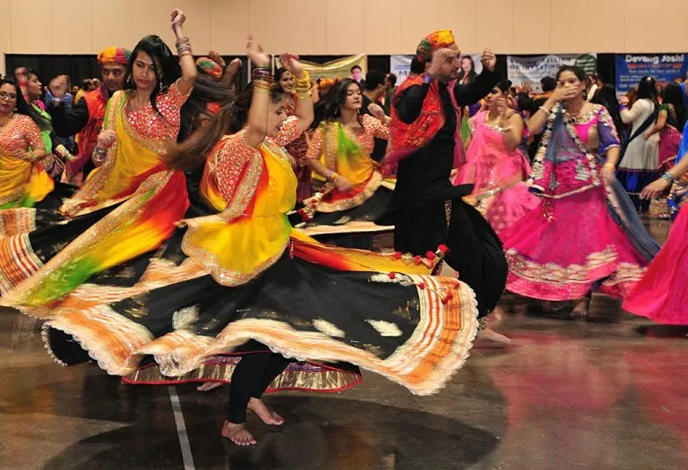 लोक भारतात दसरा कसा साजरा करतात?