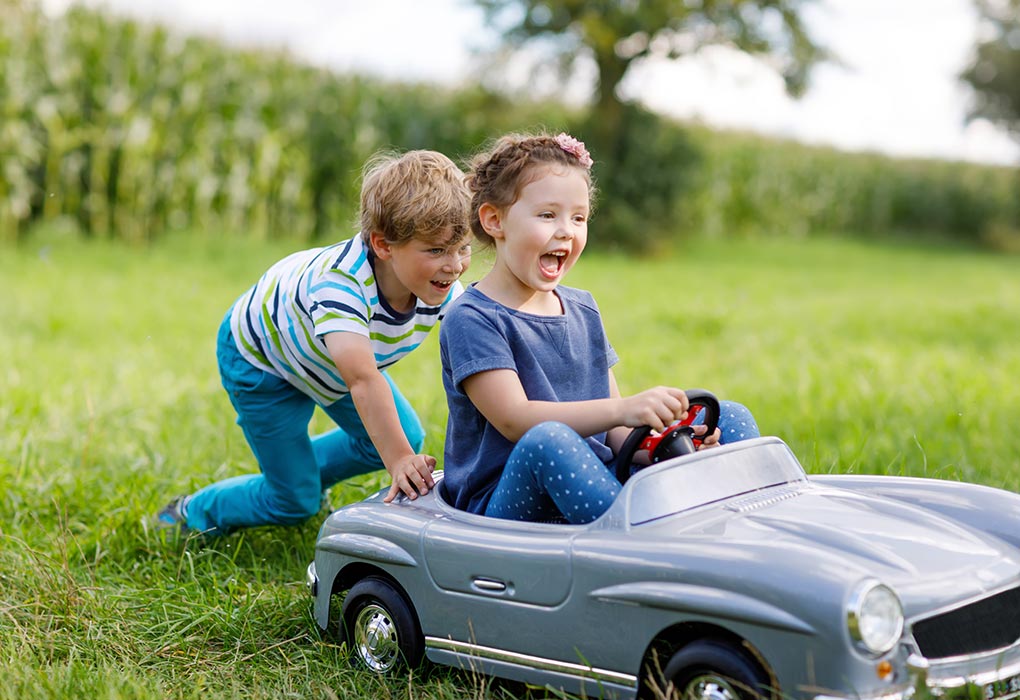 Sam drive a car for five. Младенец с машинкой. Мальчик играющий в машинки. Дети играют в машине. Дети играют в машинки.