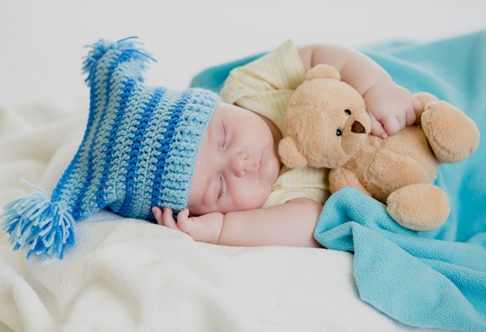 शिशु को सोने से पहले कैसे कपड़े पहनाएं