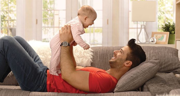 एक पिता कैसे बनाएं अपने शिशु के साथ अच्छी बॉन्ड - जानें तरीके