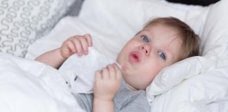 क्या शिशुओं और बच्चों को खांसी और जुकाम के लिए दवाएं देनी चाहिए?