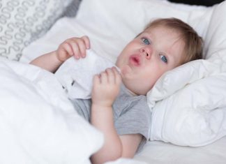 क्या शिशुओं और बच्चों को खांसी और जुकाम के लिए दवाएं देनी चाहिए?