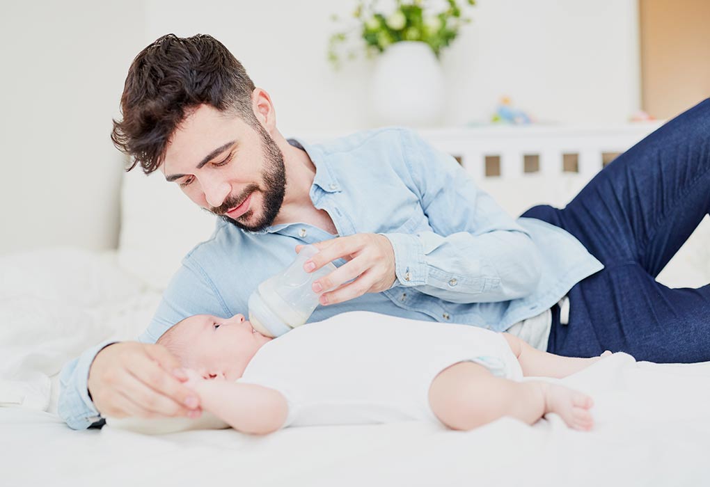 Een vader voedt zijn baby