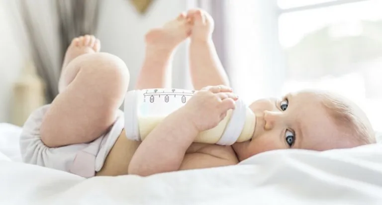 4 Dangers of Bottle Feeding Your Baby in Bed - Make Sure You Follow These Precautions!