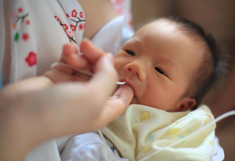 Finger Feeding a Baby - Benefits, Drawbacks and Techniques