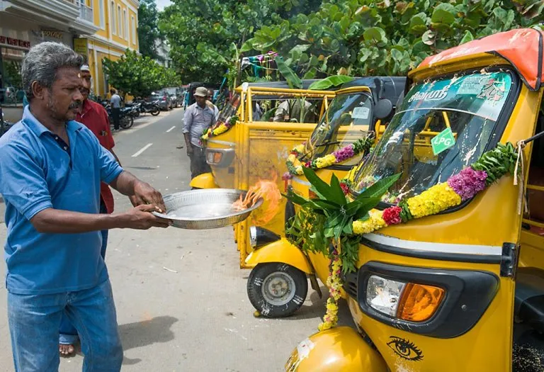 दक्षिण भारतात ह्या दिवशी वाहने आणि वाद्ये देवतेसमोर ठेवली जातात आणि त्यांना हळद कुंकू आणि चंदन लावले जाते