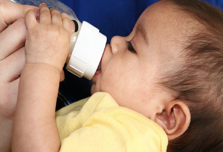 Is Your Baby Getting Enough Milk Along With Solid Food? Check These 5 Signs Carefully!