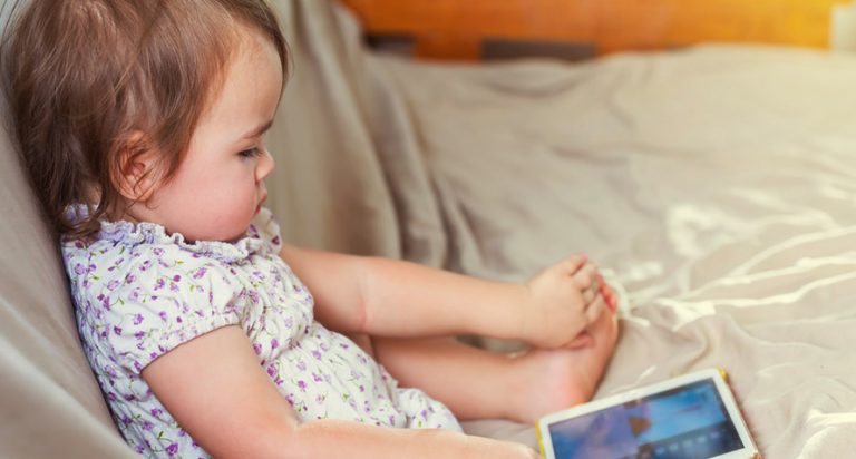 Moms, We Need To Remember These 8 Precautions When Our Baby Watches TV Cartoons