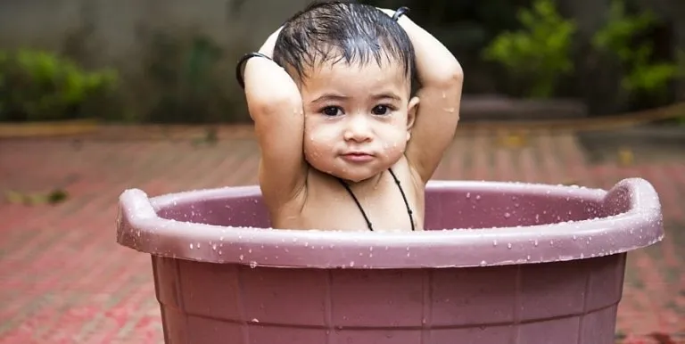 Why Some Babies Fear Bath-Time & 7 Tricks to Solve The Problem
