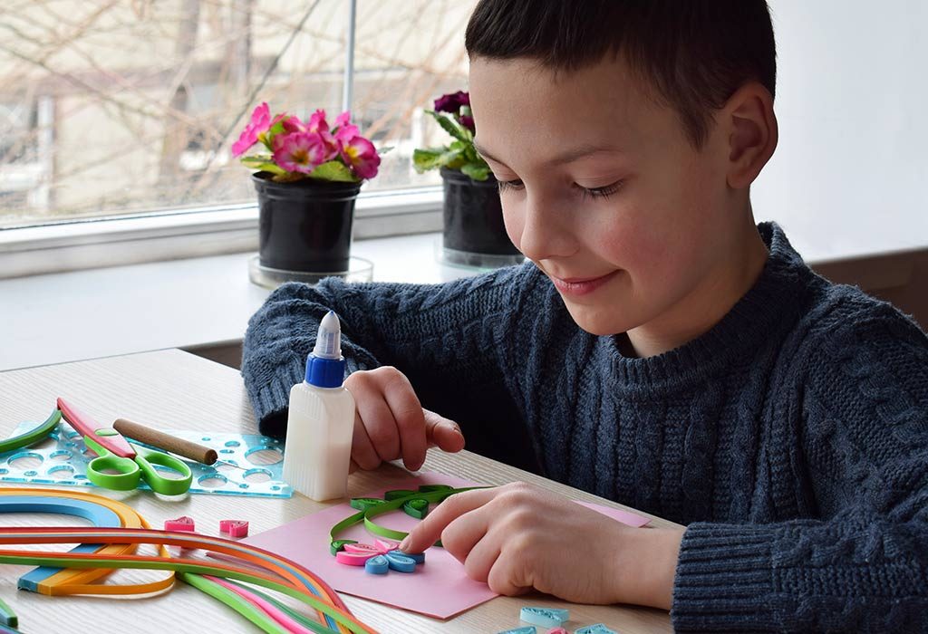 A young child quilling technique