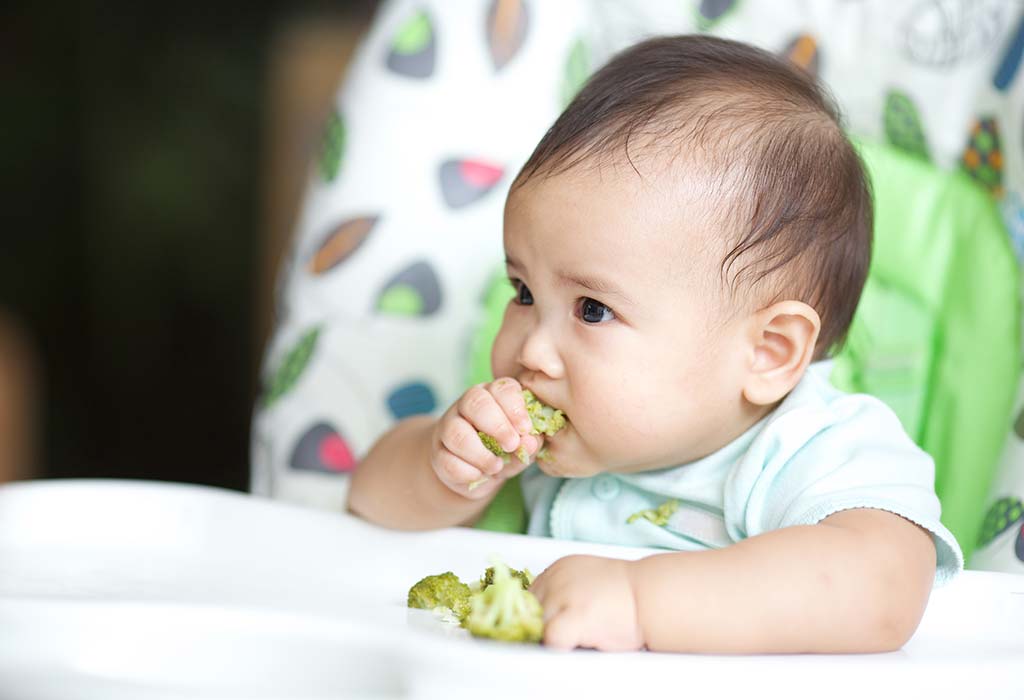 बाळ विविध प्रकारचे पदार्थ खाताना