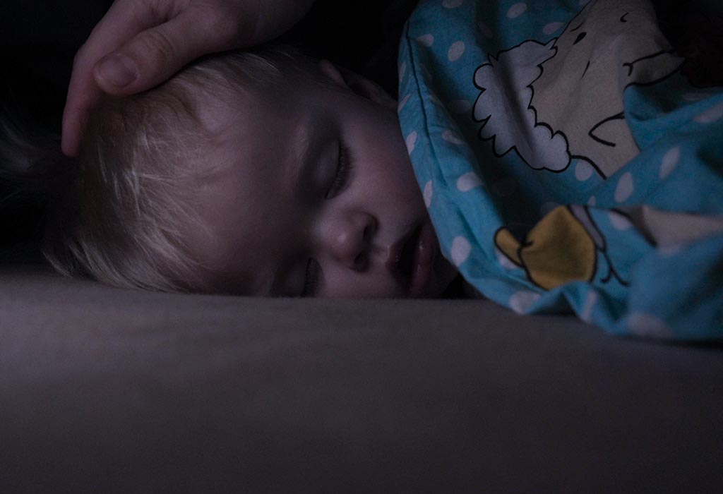 बच्चे को रात में कैसे सुलाएं ताकि वह बार-बार न उठे?