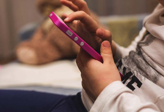 At What Age Your Child Should Have A Mobile Phone 