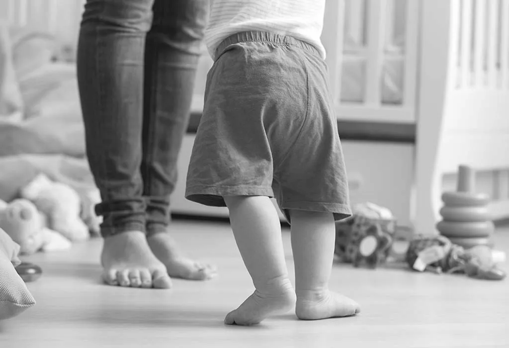 लहान बाळे जेव्हा चालण्याचा प्रयत्न करतात लहान बाळे जेव्हा चालण्याचा प्रयत्न करतात