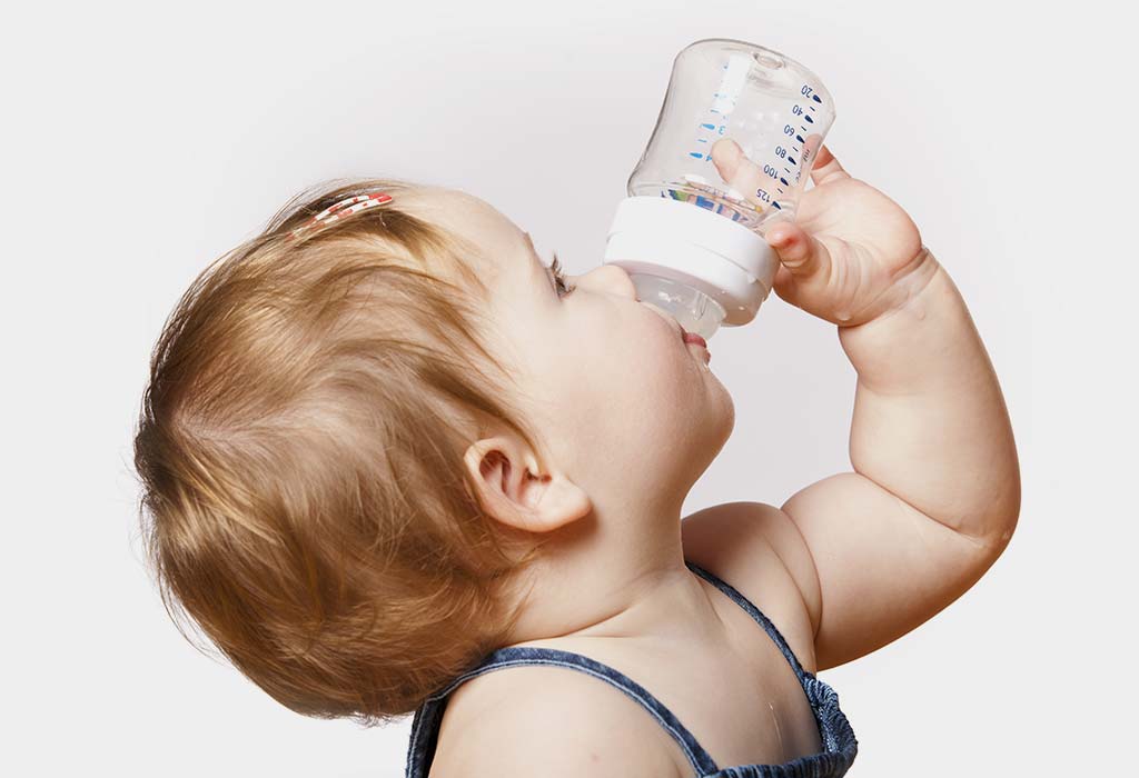 बाळ कपमधून पाणी पित असेल