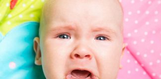 बेबी की नकली रुलाई को रोकने के लिए टिप्स और ट्रिक्स बेबी की नकली रुलाई को रोकने के लिए टिप्स और ट्रिक्स