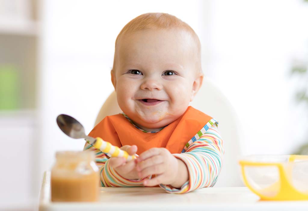 तुमचे बाळ काटा चमच्याने किंवा साध्या चमच्याने स्वतः खाण्याचा आग्रह धरेल.