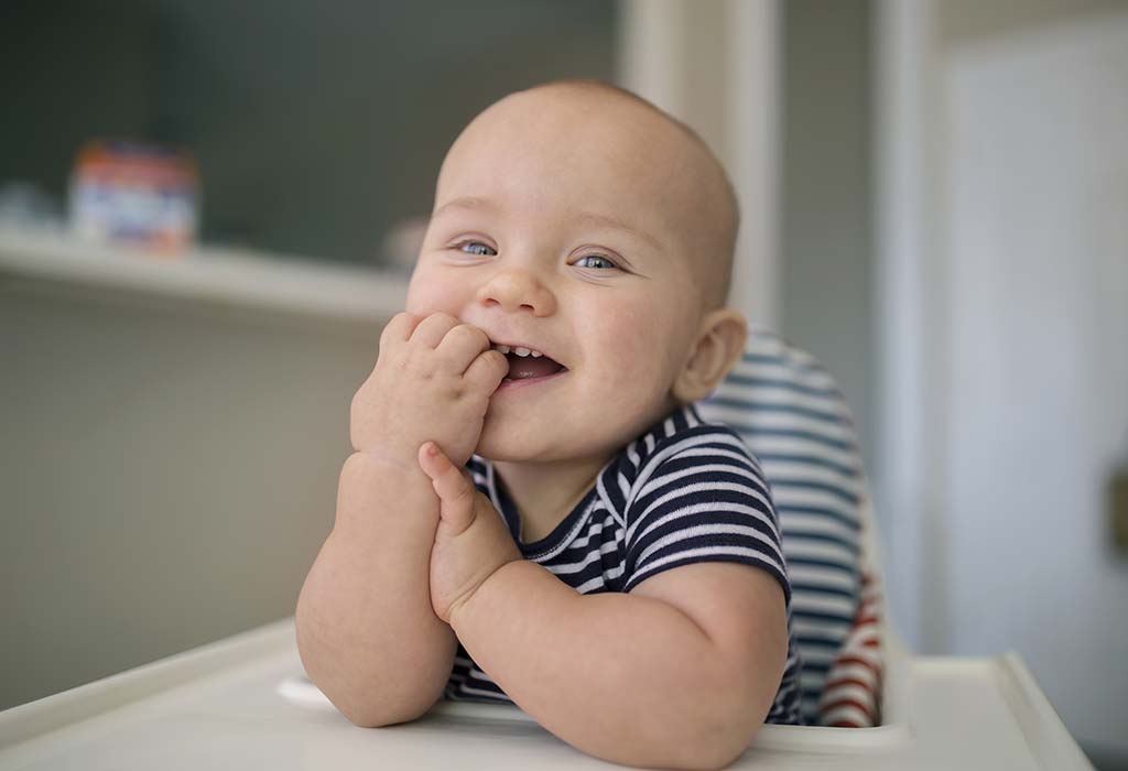 बाळाला दात येत असताना वेदना होतात त्यामुळे बाळ बोटे चावू शकते