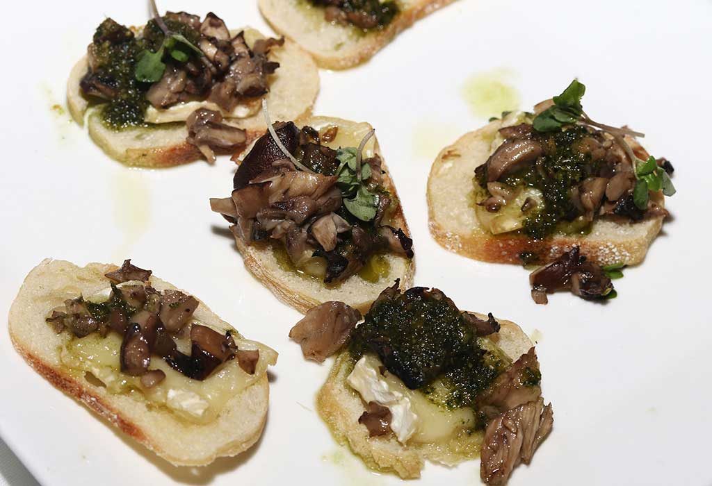 Tasty bruschetta with mushroom topping