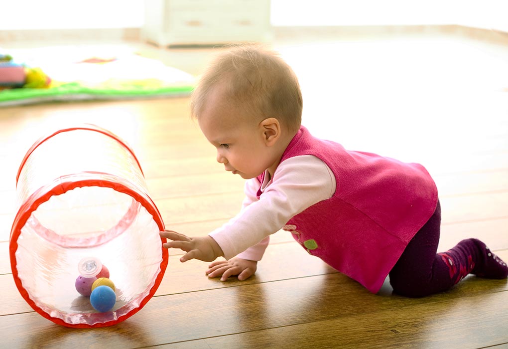 Un bambino di 9 mesi che gattona