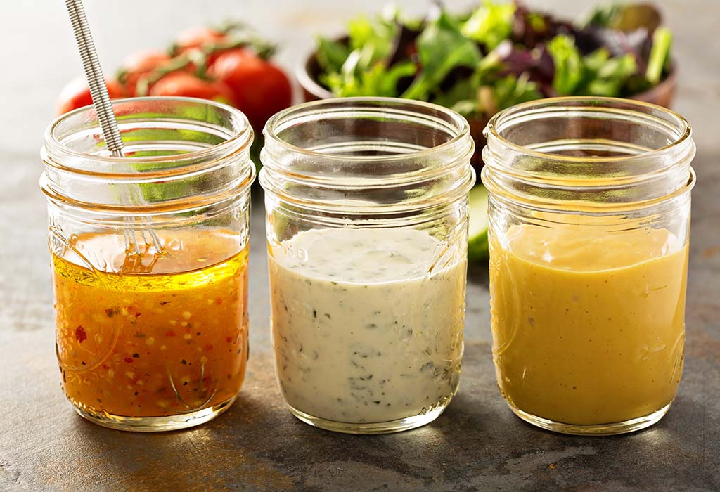 salades met dressings en toppings