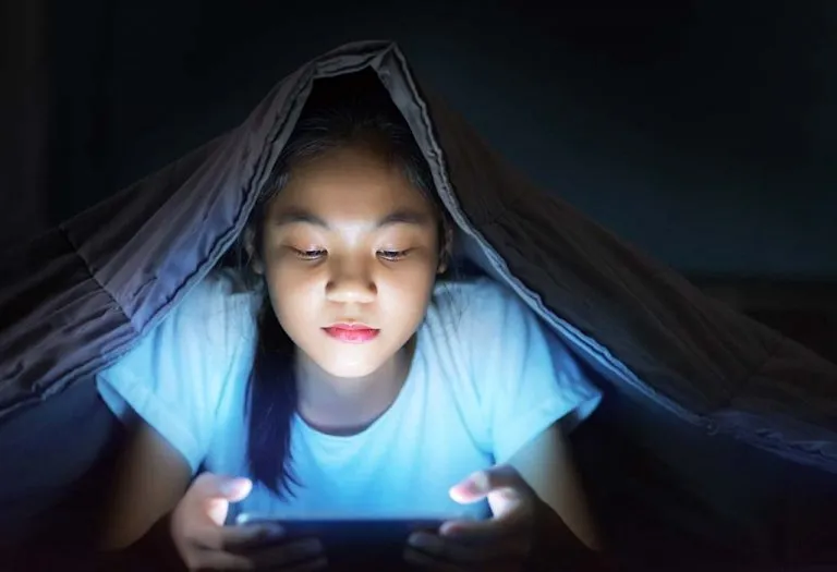 What Age Should a Child Get a Phone? A Parent’s Guide