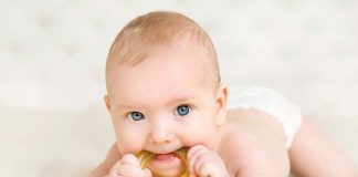 शिशुओं में दांत निकलने के दौरान उल्टियां - क्या यह सामान्य है?