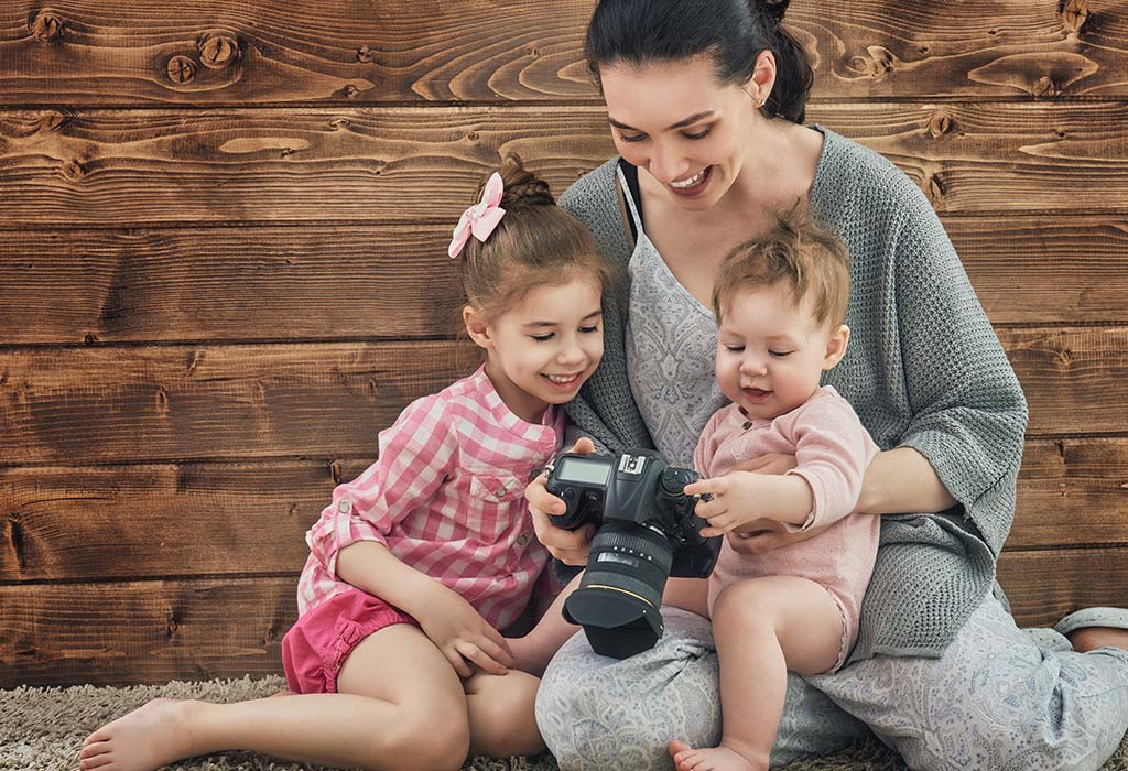 indoor family photo poses