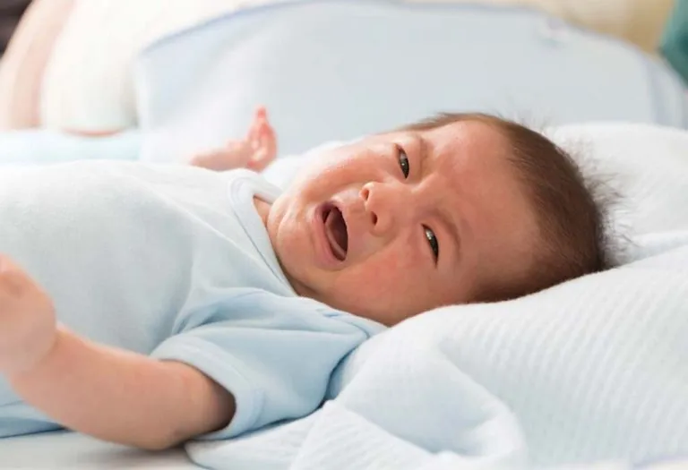 बाळांमधल्या बद्धकोष्ठतेला कारणीभूत असलेले आणि त्यापासून सुटका करणारे २० अन्नपदार्थ