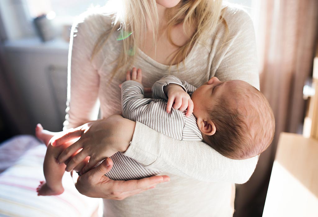 Le bébé déteste être emmailloté