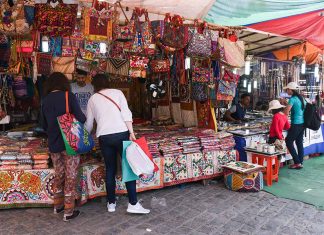 भारत में स्ट्रीट शॉपिंग के लिए 10 बेस्ट बाजार – जहाँ आपको एक बार जरूर जाना चाहिए भारत में स्ट्रीट शॉपिंग के लिए 10 बेस्ट बाजार - जहाँ आपको एक बार जरूर जाना चाहिए