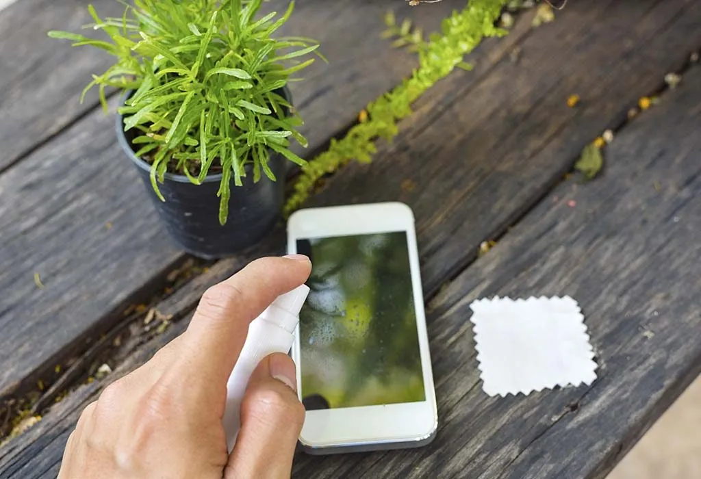 How to Clean the Screen of a Mobile Phone