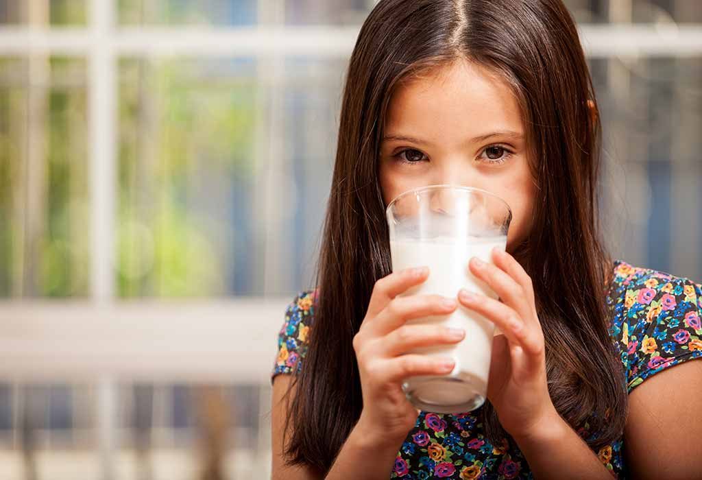 तुमच्या मुलांना दूध पिण्याची सवय कशी लावाल?