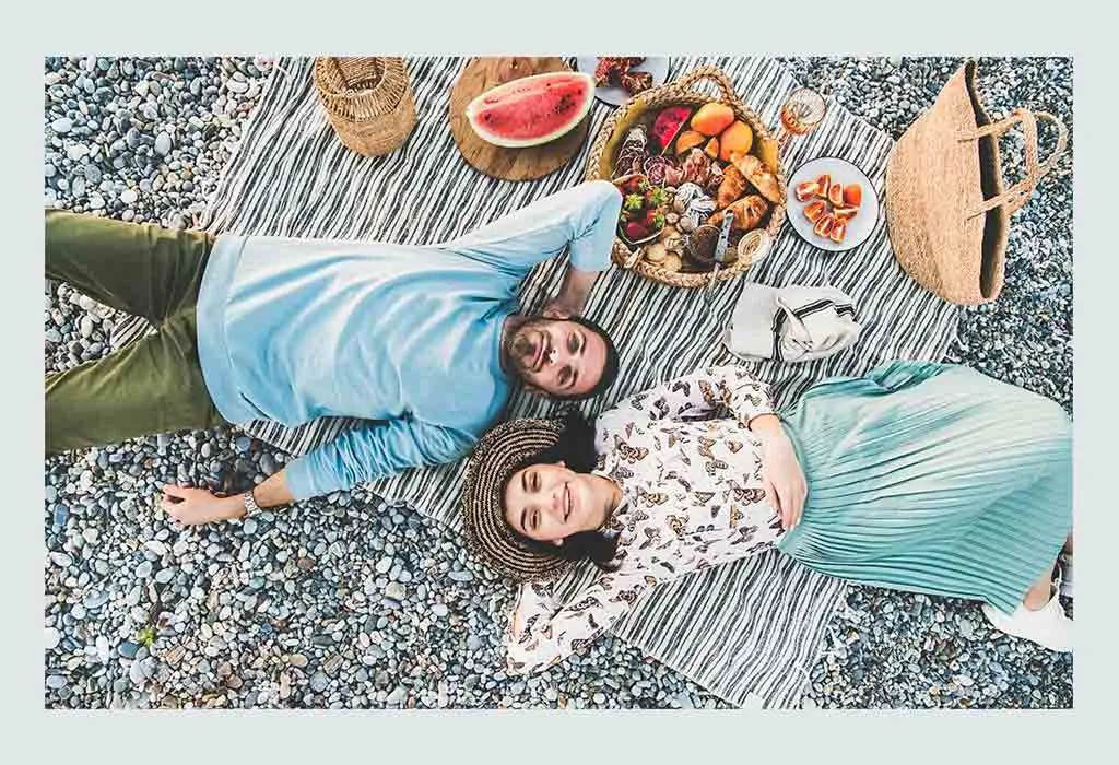couple enjoying Picnic 