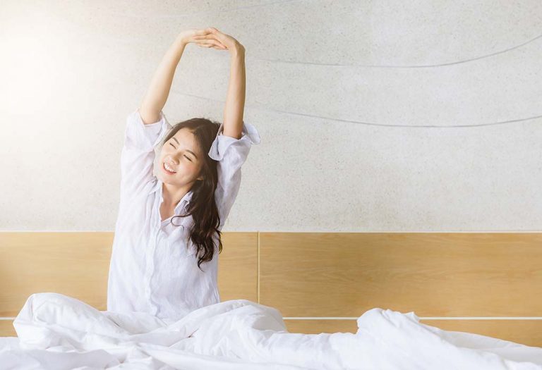 15 Unbelievable Benefits of Sleeping Without a Pillow