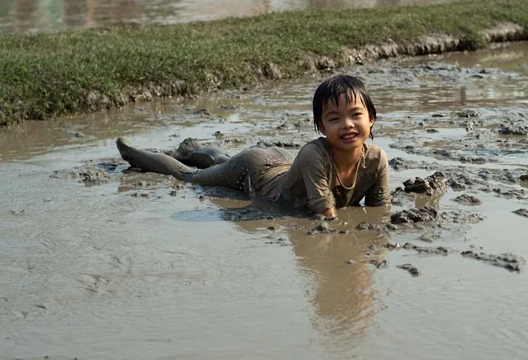 How Playing with Dirt Improves Immunity in Kids and Helps in Overall Growth