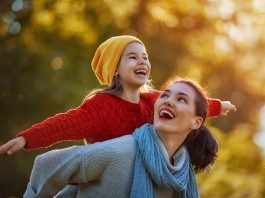 माँ और बेटी के बीच का खूबसूरत बंधन माँ और बेटी के बीच का खूबसूरत बंधन