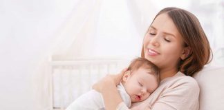क्या बेबी का पेरेंट्स के सीने पर सोना सुरक्षित है? क्या बेबी का पेरेंट्स के सीने पर सोना सुरक्षित है?