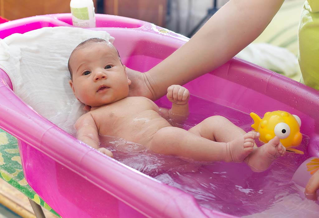 बाळाची अंघोळ : पद्धती, टिप्स आणि बरंच काही