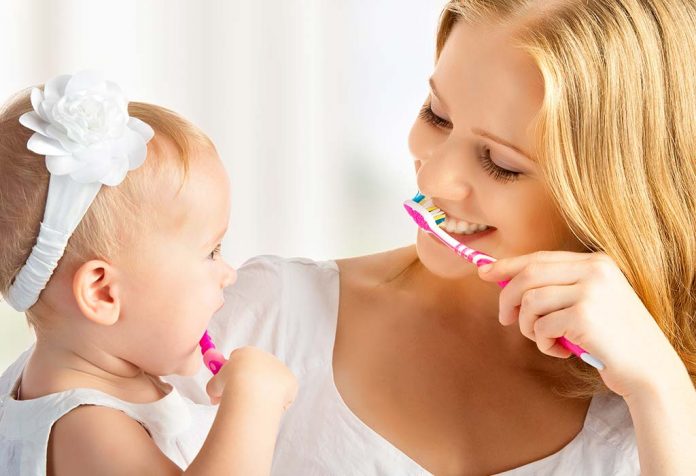 फ्लोराइड टूथपेस्ट - क्या इसे बेबीज, टॉडलर और बड़े बच्चे इस्तेमाल कर सकते हैं?
