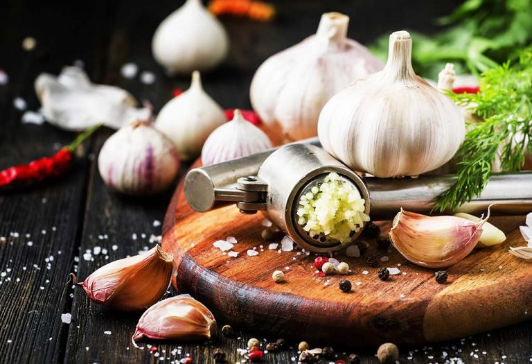 10 Benefits of Eating Garlic On Empty Stomach
