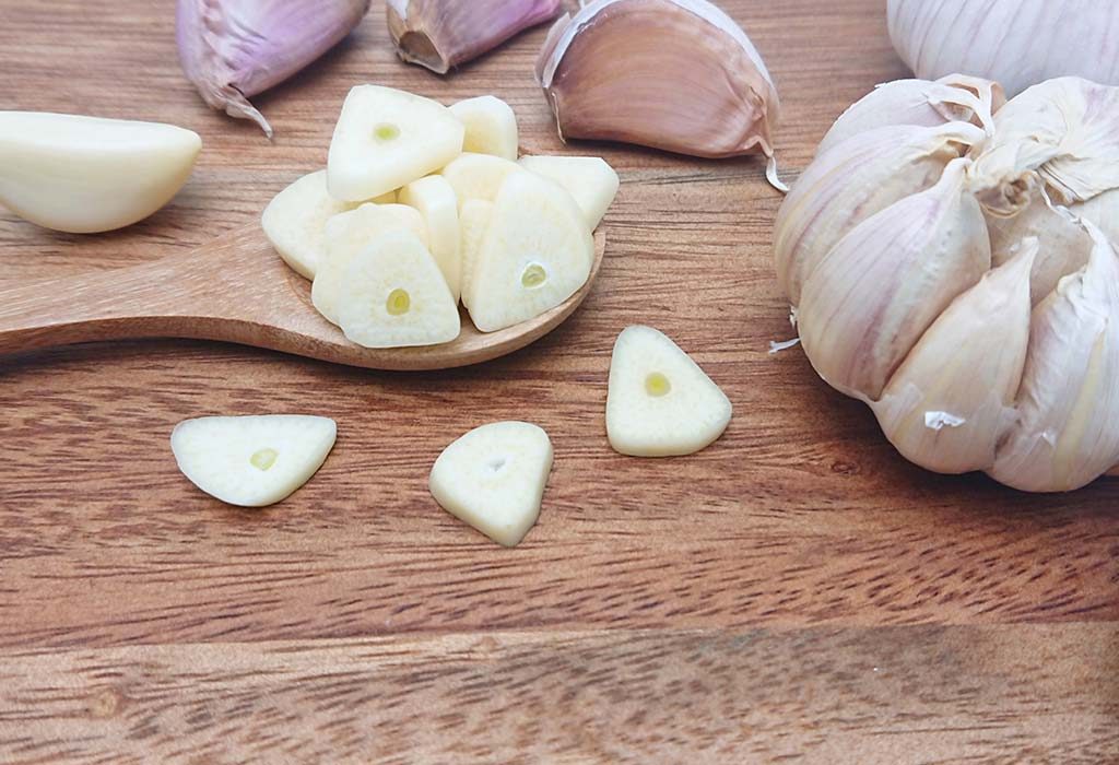 10 Benefits of Eating Garlic On Empty Stomach