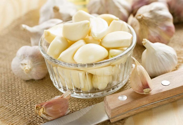 10 Benefits of Eating Garlic On Empty Stomach