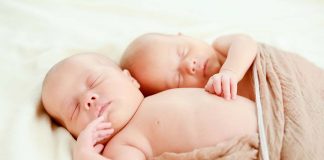 जुड़वां बच्चों को रात भर सोने की ट्रेनिंग देने के आसान टिप्स