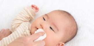 शिशु का चेहरा अच्छी तरह से कैसे साफ करें