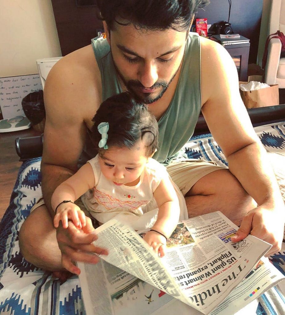 Kunal Kemmu and Inaaya reading the morning newspaper