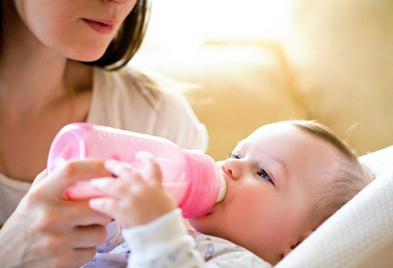 How to Bottle Feed a Baby Correctly - A Complete Guide