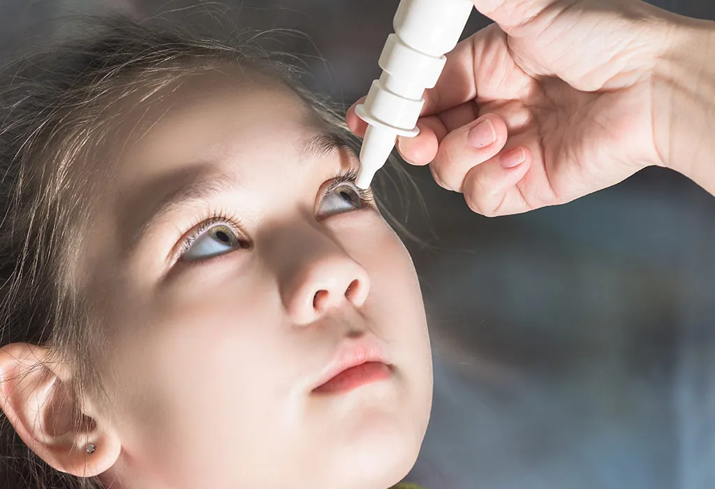 Чем закапать глаза в домашних условиях. Конъюнктивит у детей закапывание глаз. Лечебно-диагностическое промывание глаза у ребенка.