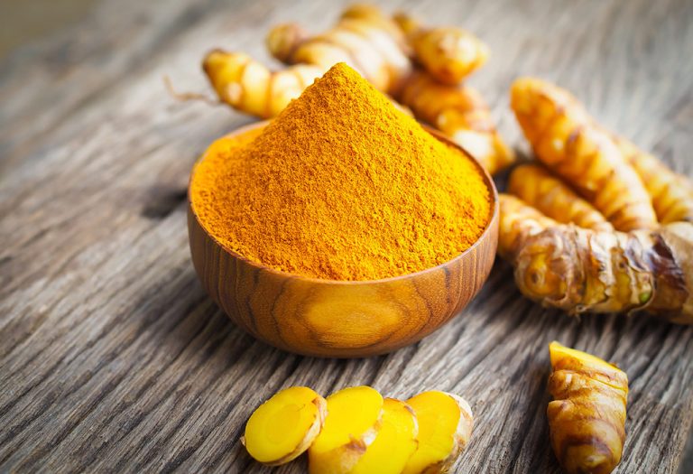 Frottement au curcuma grillé à sec